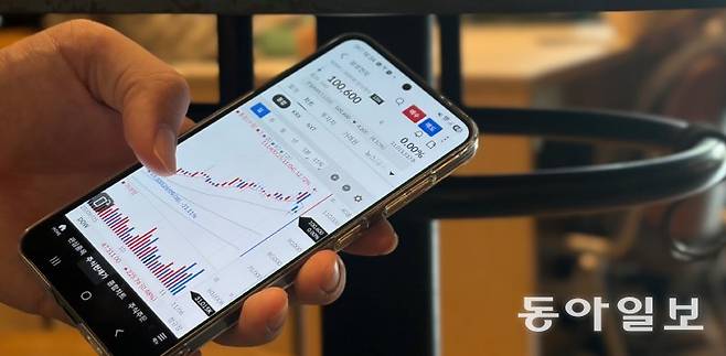 최근 스마트폰으로 때와 장소를 가리지 않고 주식 거래를 하는 이들이 늘고 있다. 송은석 기자 silverstone@donga.com