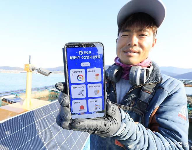 5일 전남 완도군 완도읍의 가두리 전복양식장에서 어민 이현구 씨가 해수 온도와 조류 등 해상 정보를 실시간으로 확인할 수 있는 ‘AI 수산양식 플랫폼’ 애플리케이션을 보여주고 있다. 완도=박영철 기자 skyblue@donga.com