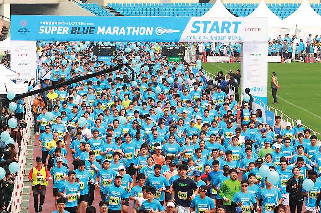 장애인과 비장애인이 함께 걷고 달리는 ‘슈퍼블루마라톤’이 8일 서울 마포구 평화의공원 평화광장에서 열린다. 10주년을 맞이한 올해 대회에는 8000명이 참가한다. 사진은 2015년 1회 대회 때 참가자들이 출발하는 모습. 대회조직위원회 제공