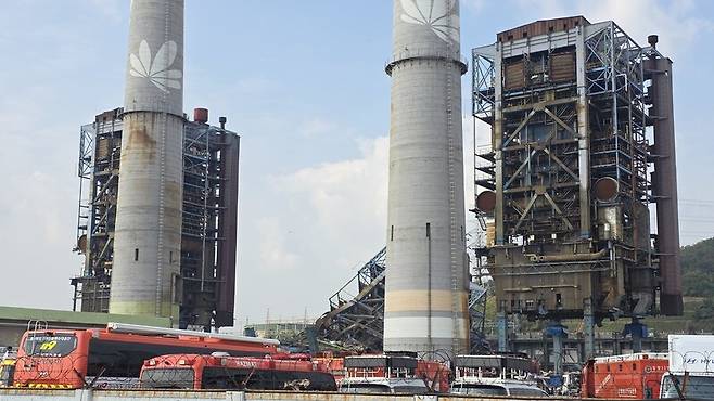 한국동서발전 울산화력발전소 4·6호기 보일러 타워 사이로 무너진 5호기가 보인다. 김규현 기자