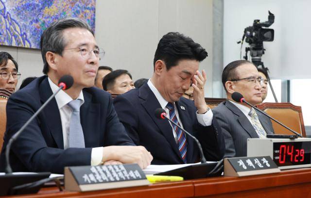 강훈식 대통령 비서실장이 6일 서울 여의도 국회에서 열린 운영위원회의 대통령비서실 등 국정감사에서 눈가를 만지며 생각에 잠겨 있다. 뉴시스