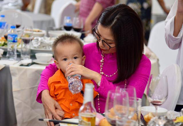 지난해 베트남 하노이에서 한 아이가 물을 마시고 있다. 하노이=허경주 특파원