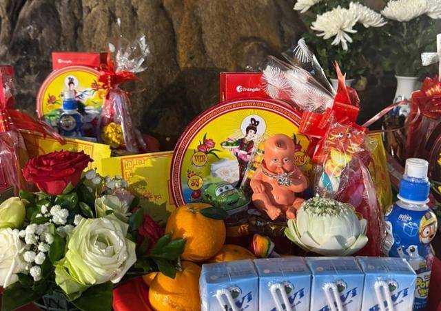 남아 출산 축원 의식으로 유명한 베트남 하노이 사찰에 절차를 SNS로 문의하자 보내준 '소년상'과 제물 샘플 사진.