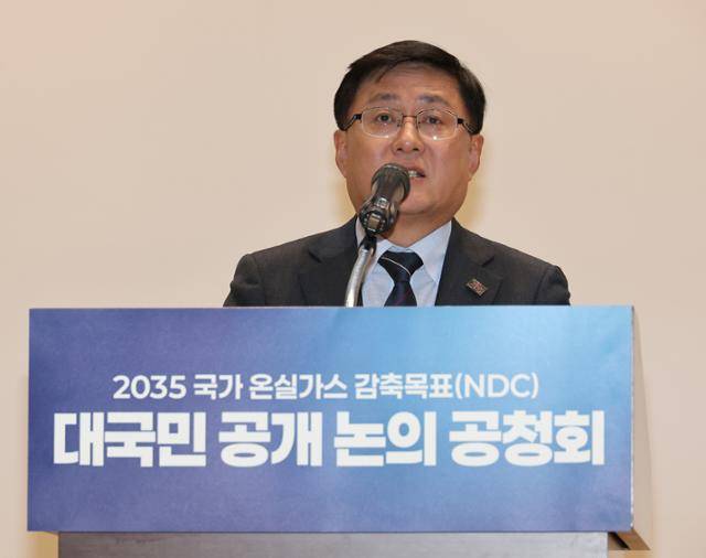 김성환 기후에너지환경부 장관이 6일 서울 영등포구 국회의원회관에서 열린 2035 국가온실가스 감축목표(NDC) 대국민 공개 논의 공청회에서 환영사를 하고 있다. 연합뉴스