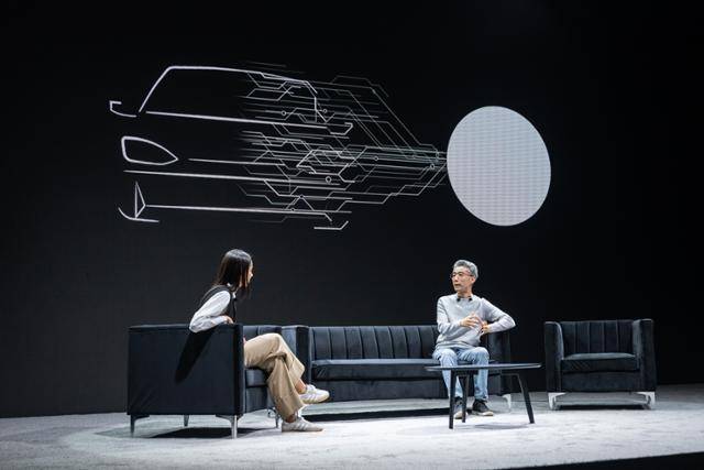 송창현(오른쪽) 현대차 AVP(미래차플랫폼)본부 사장이 지난해 1월 미국 네바다주 라스베이거스 만달레이베이 컨벤션 센터에서 열린 CES 2024 미디어 데이에서 현대차가 추진하고 있는 소프트웨어 중심의 대전환에 대해 설명하고 있다. 현대차 제공