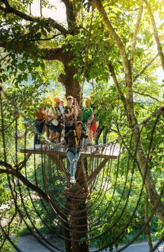 라오스에 있는 테마파크인 '그린정글파크'에서 집라인 체험을 하는 관광객들. 그린정글파크 홈페이지 캡처