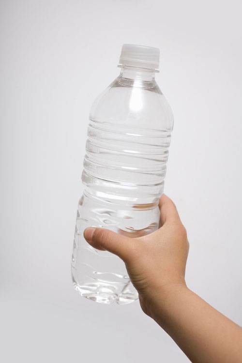 소비기한이 지난 페트병 생수를 마시면 미세플라스틱 노출 위험이 높아진다는 연구 결과가 나왔다./사진=클립아트코리아