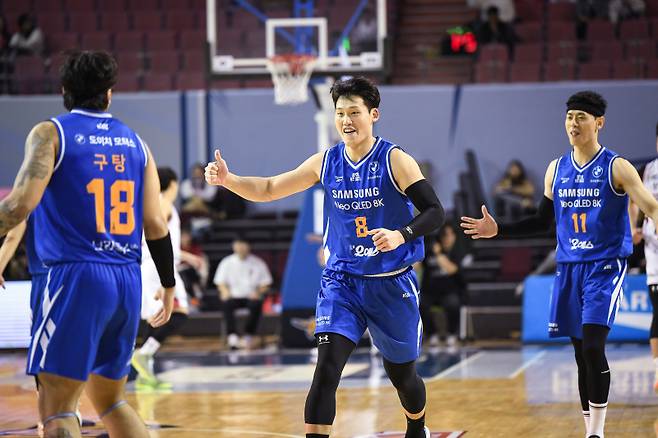 삼성 최현민(8번)가 5일 잠실실내체육관에서 열린 정관장과의 2025~26 LG전자 프로농구 정규리그 홈경기서 득점하고 동료들과 환호하고 있다. 사진=KBL