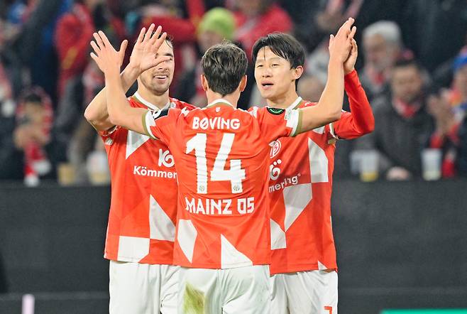 <yonhap photo-2925=""> FSV Mainz 05's Jae-sung Lee, right, celebrates with teammates after scoring a goal against Fiorentina during a Conference League soccer match, Thursday, Nov. 6, 2025, in Mainz, Germany. (Uwe Anspach/dpa via AP) GERMANY OUT; MANDATORY CREDIT/2025-11-07 05:30:32/ <저작권자 ⓒ 1980-2025 ㈜연합뉴스. 무단 전재 재배포 금지, AI 학습 및 활용 금지></yonhap>