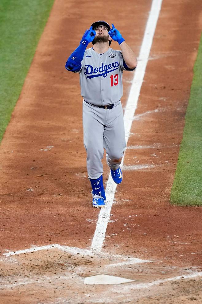 <yonhap photo-5431=""> TORONTO, ONTARIO - NOVEMBER 01: Max Muncy #13 of the Los Angeles Dodgers celebrates as he approaches home plate after hitting a home run against Trey Yesavage #39 of the Toronto Blue Jays during the eighth inning in game seven of the 2025 World Series at Rogers Center on November 01, 2025 in Toronto, Ontario. Mark Blinch/Getty Images/AFP (Photo by MARK BLINCH / GETTY IMAGES NORTH AMERICA / Getty Images via AFP)/2025-11-02 11:55:12/ <저작권자 ⓒ 1980-2025 ㈜연합뉴스. 무단 전재 재배포 금지, AI 학습 및 활용 금지></yonhap>