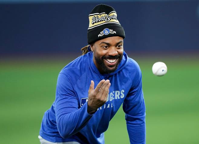 <yonhap photo-2419=""> Los Angeles Dodgers outfielder Justin Dean warms up during World Series baseball batting practice World Series in Toronto, Thursday, Oct. 30, 2025. (Nathan Denette/The Canadian Press via AP) MANDATORY CREDIT/2025-10-31 10:19:16/ <저작권자 ⓒ 1980-2025 ㈜연합뉴스. 무단 전재 재배포 금지, AI 학습 및 활용 금지></yonhap>