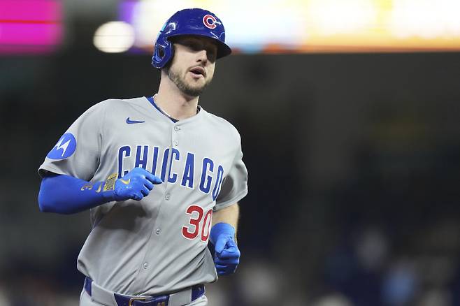 <yonhap photo-1381=""> Chicago Cubs' Kyle Tucker rounds the bases after hitting a solo home run during the first inning of a baseball game against the Miami Marlins Wednesday, May 21, 2025, in Miami. (AP Photo/Lynne Sladky)/2025-05-22 03:05:39/ <저작권자 ⓒ 1980-2025 ㈜연합뉴스. 무단 전재 재배포 금지, AI 학습 및 활용 금지></yonhap>
