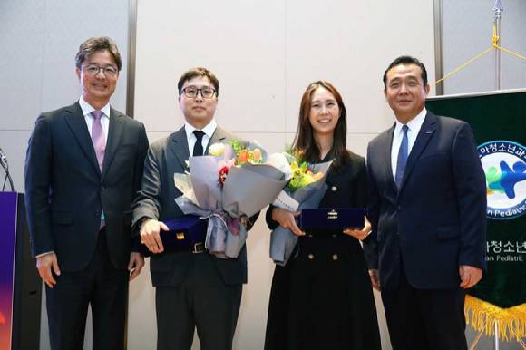 '2025 두산연강 소아청소년과 학술상' 시상식에서 참석자들이 기념촬영을 하고 있다. 왼쪽부터 대한소아청소년과학회 김한석 이사장, 지니너스 서은섭 책임연구원, 중앙대학교병원 이다혜 조교수, 두산연강재단 이원재 대표이사. [사진=두산]