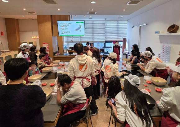 지난 5일 교촌에프앤비 '바르고 봉사단'이 뮤지엄 김치간에서 구산 초등학교 특수학급 학생들과 함께 김치 만들기 체험을 진행하고 있다. [사진=교촌에프앤비]