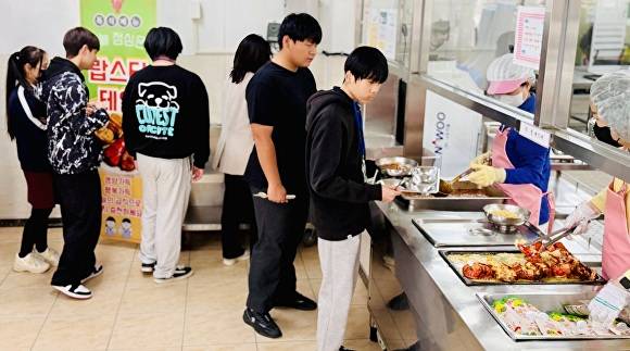 7일 증평공고 급식실에서 한 학생이 급식메뉴로 나온 랍스터를 바라보고 있다. [사진=충북교육청]