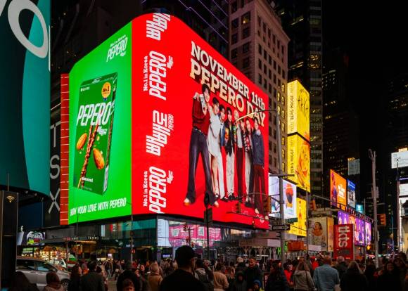 미국 뉴욕 타임스스퀘어 'TSX 브로드웨이' 빌딩에서 송출 중인 빼빼로데이 글로벌 마케팅 캠페인 영상. [사진=롯데웰푸드]