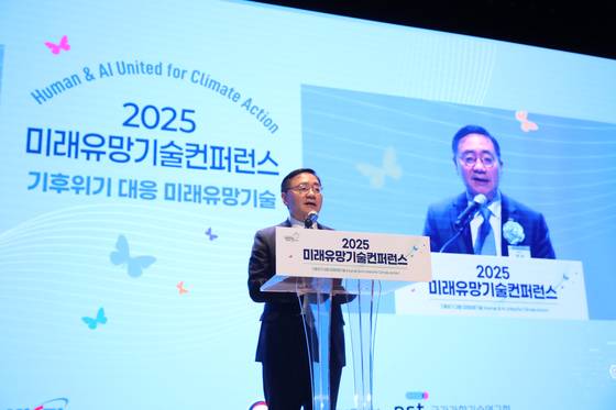 이식 한국과학기술정보연구원(KISTI) 원장이 6일 서울 삼성동 코엑스에서 열린 ‘2025 미래유망기술콘퍼런스’에서 개회사를 하고 있다. 이번 행사는 올해 20회째를 맞았다. [사진 KISTI]