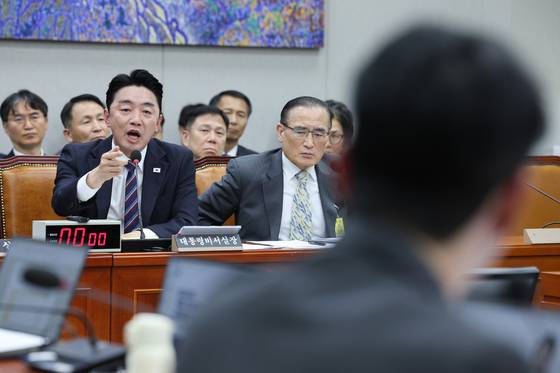 강훈식 대통령 비서실장이 6일 서울 여의도 국회에서 열린 국회운영위원회의 대통령비서실 등에 대한 국정감사에서 주진우 국민의힘 의원 질의에 답변하고 있다. 뉴스1