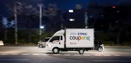 쿠팡 물류차량이 배송하고 있다. [사진 쿠팡]
