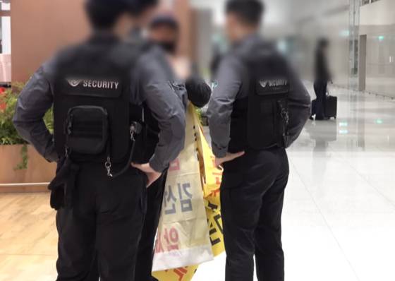 김혜성 부친의 변제를 요구하는 김선생이 제지당하고 있다. 유튜브 '스포테이너즈' 캡처