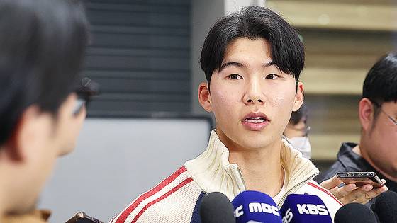미국프로야구 메이저리그(MLB) 월드시리즈에서 우승한 로스앤젤레스 다저스의 김혜성이 6일 인천국제공항을 통해 귀국해 취재진의 질문에 답하고 있다. 연합뉴스