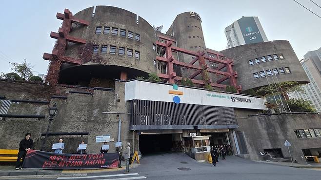 한겨레신문은 7일 임시이사회를 열고 허핑턴포스트(허프) 지분 100%를 온라인 경제매체인 비즈니스포스트에 매각하기로 의결했다. 전국언론노동조합 허프지부는 이사회가 열린 7일 서울 마포구 한겨레 사옥 앞에서 기자회견을 열고 “한겨레의 기만적인 행위에 끝까지 맞설 것”이라며 반발했다. /강아영 기자