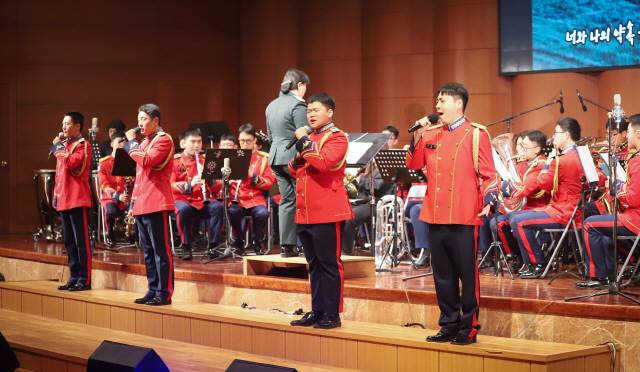 ▲ 육군 6사단 주최 군악연주회가 철원군 담터수양관에서 5일 장병들의 호응속에 개최됐다.