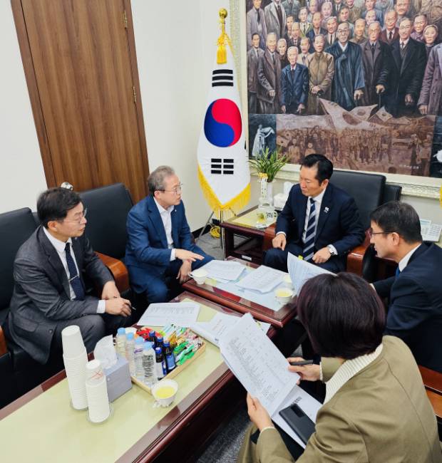 ▲ 더불어민주당 ‘강원영동 가뭄·물부족사태 해결을 위한 특별위원회(위원장 송기헌)’는 6일 국회 민주당 당대표실에서 회의를 열고 당대표 보고 및 정부 예산 반영 방안 등을 논의했다.  민주당 강릉지역위원회 제공