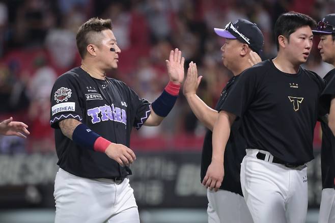 ▲ 이범호 감독과 하이파이브하는 최형우 [KIA타이거즈]&nbsp;