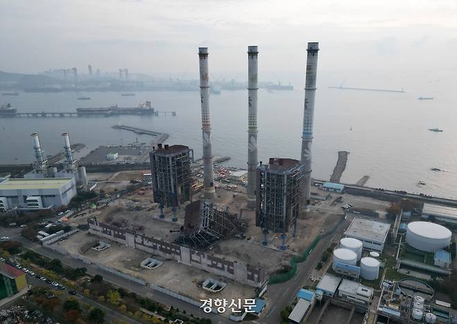울산화력발전소 보일러 타워 붕괴 사고 이틀째인 7일 울산 남구 용잠동 한국동서발전 울산발전본부 울산화력발전소 사고 현장에 보일러 타워가 무너져 있다.