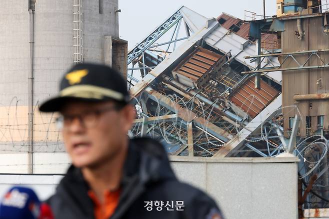 울산화력발전소 보일러 타워 붕괴 사고 이틀째인 7일 울산 남구 한국동서발전 울산발전본부 울산화력발전소 사고 현장에서 김정식 울산남부소방서 예방안전과장이 브리핑을 하고 있다.