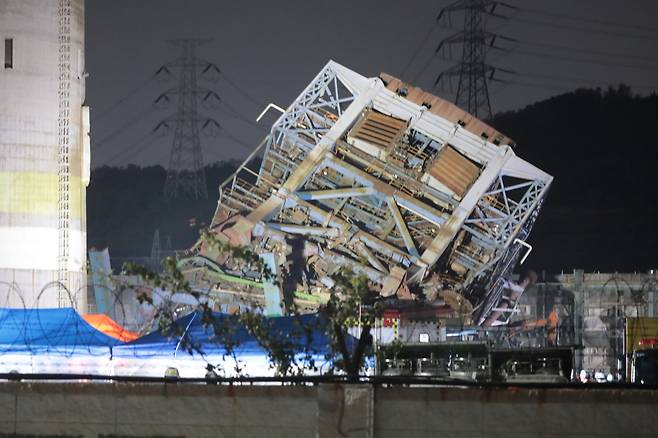 Rescue workers continue overnight search operations at the site of the boiler tower collapse at Korea East-West Power’s Ulsan Thermal Power Plant. [NEWS1]