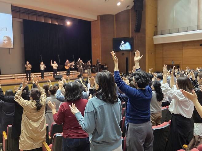 기독학부모들이 6일 오후 서울 서대문구 연세대 대강당에서 찬양하고 있다.
