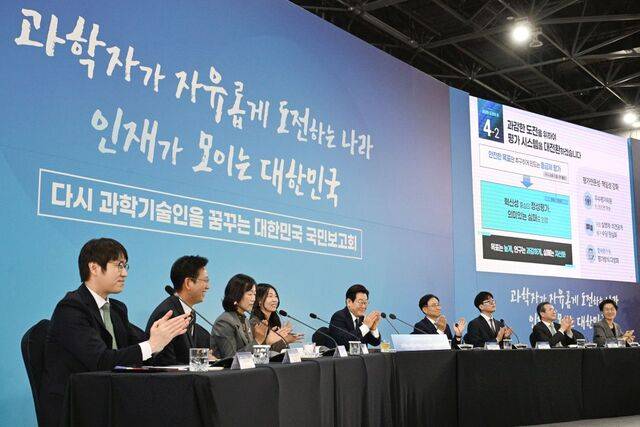 이재명 대통령이 7일 대전 국립중앙과학관에서 열린 ‘다시 과학기술인을 꿈꾸는 대한민국 국민보고회’에서 참석자들과 함께 박수를 치고 있다. 김지훈 기자