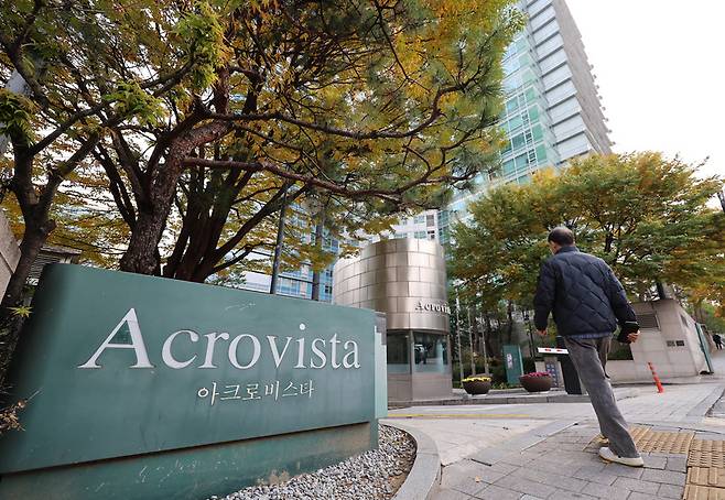 김건희 여사의 의혹들을 수사하는 민중기 특별검사팀이 6일 한남동 대통령관저 이전 의혹과 관련해 아크로비스타 등 7곳을 압수 수색하는 것으로 알려졌다사진은 윤석열 전 대통령 부부의 자택이 있는 서울 서초구 아크로비스타 모습. 2025.11.6 / 사진=연합뉴스