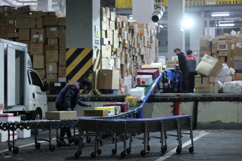 이른 새벽부터 시작되는 택배 분류 작업 [사진=연합뉴스]