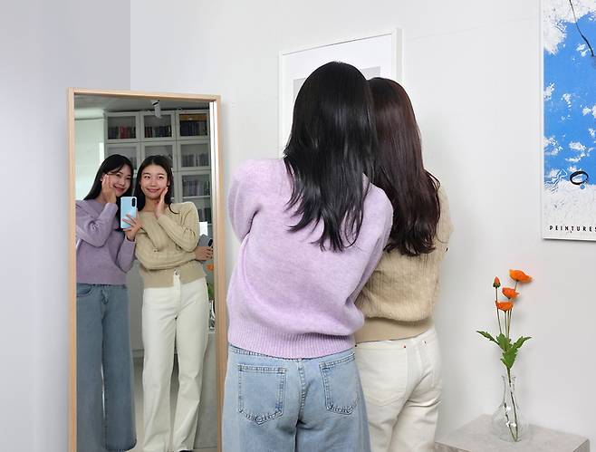 삼성전자 모델이 ‘갤럭시 A17 LTE’로 거울 셀피를 촬영하는 모습.[사진 제공 = 삼성전자]