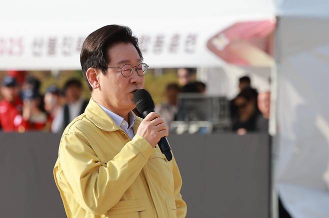 이재명 대통령이 지난 6일 강원도 원주 산림항공본부에서 산불진화 관ㆍ군 합동훈련 참관 후 발언하고 있다. [연합뉴스]