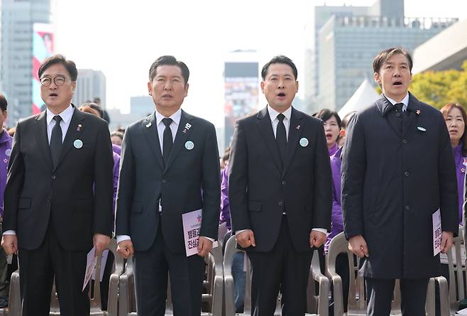 우원식 국회의장(왼쪽부터), 더불어민주당 정청래 대표, 국민의힘 장동혁 대표, 조국혁신당 조국 비상대책위원장이 지난달 29일 서울 광화문광장에서 열린 10.29 이태원 참사 3주기 기억식에서 애국가를 부르고 있다. [연합뉴스]
