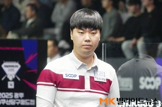 김행직이 7일 광주광역시 빛고을체육관에서 열린 광주3쿠션월드컵 32강 본선리그 B조 첫 경기에서 애버리지 4.00을 앞세워 조명우를 40:17(10이닝)로 꺾고 첫 승을 거뒀다.