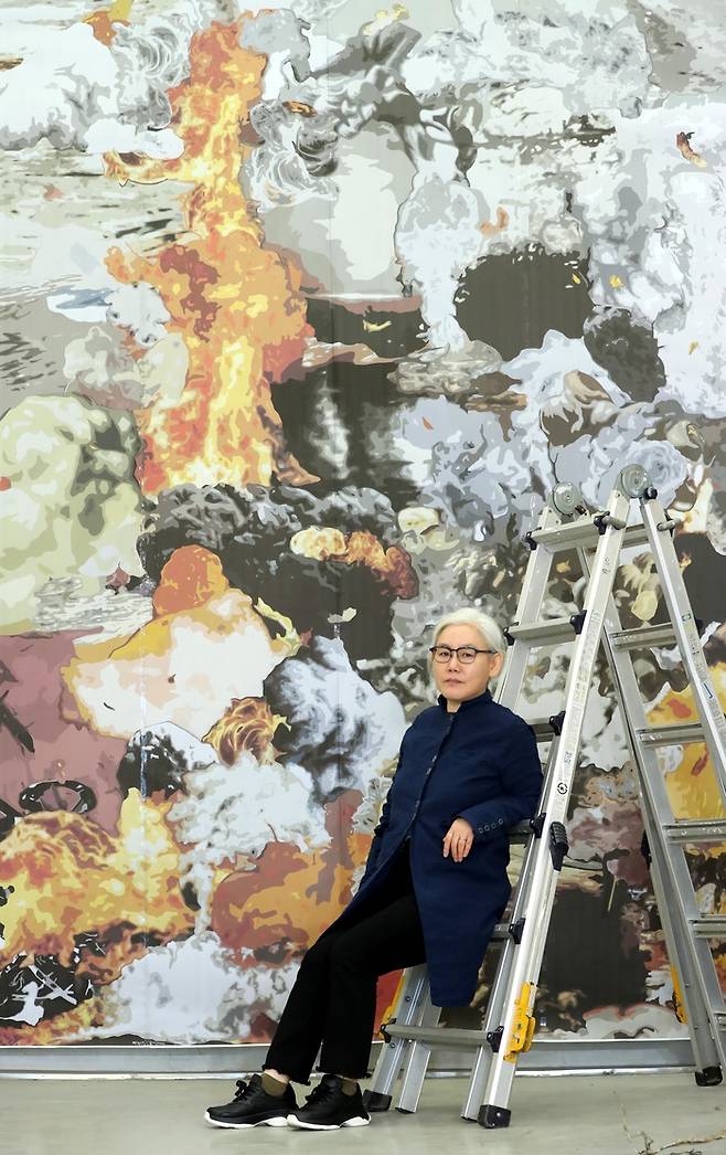 2019년 본지와 인터뷰 중 삼송 작업실에서 포즈를 취하고 있는 이불. <한주형기자>