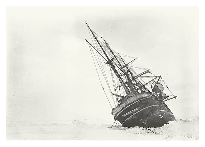 남극 횡단의 꿈을 안고 출항했던 인듀어런스호의 마지막 모습. 사진작가 프랭크 헐리가 탐험에 합류하면서 이 사진이 남을 수 있었다. [프랭크 헐리]