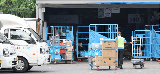 택배기사가 배송 준비 작업을 하는 모습. (사진=매경DB)