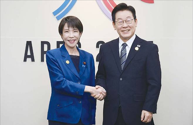 이재명 대통령과 다카이치 사나에 일본 총리가 30일 경북 경주 APEC 정상회의장에서 정상회담에 앞서 악수하고 있다. (대통령실통신사진기자단 제공)