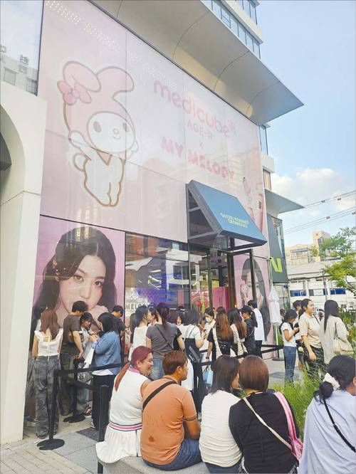 지난 9월 올리브영N 성수 메디큐브 팝업스토어에 고객 대기줄이 길게 늘어섰다. (문지민 기자)