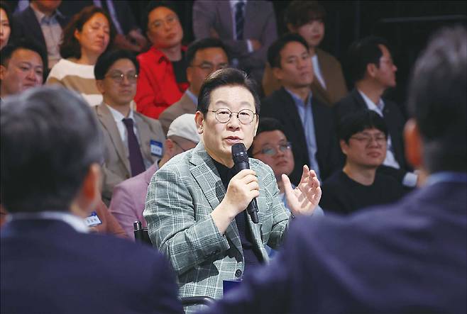 이재명 대통령은 10월 14일 서울 동대문구 콘텐츠문화광장에서 열린 디지털토크라이브 ‘국민의 목소리, 정책이 되다’에서 금융위원회를 향해 소상공인 등 취약계층의 부채 탕감 정책을 더 강하게 추진할 것을 당부했다. (연합뉴스)