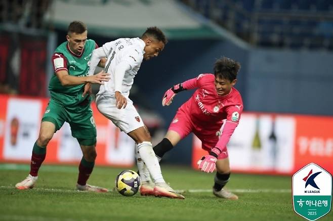 이준서(사진 맨 오른쪽). 사진=한국프로축구연맹