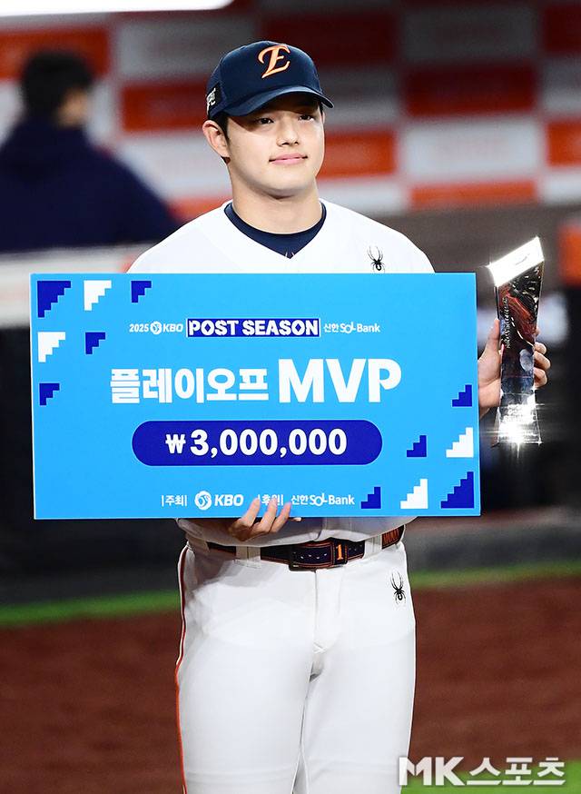 24일 오후 대전 한화생명볼파크에서 열린 ‘2025 신한 SOL Bank KBO 포스트시즌’ 한화 이글스와 삼성 라이온즈의 플레이오프(5전 3선승제) 5차전에서 한화가 원투펀치 폰세와 와이스의 호투를 앞세워 11-2 대승을 거두면서 시리즈 전적 3승 2패로 한국시리즈에 진출했다. 한화 문동주가 플레이오프 MVP에 선정된 후 포즈를 취하고 있다. 사진=김영구 기자