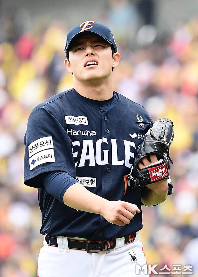 10월 26일 오후 잠실구장에서 ‘2025 신한 SOL Bank KBO 포스트시즌’ 한화 이글스와 LG 트윈스의 한국시리즈(7전 4선승제) 1차전이 열렸다. 한화 선발 문동주가 1회말 2실점을 허용한 후 공수교대를 위해 더그아웃으로 향하고 있다. 사진=김영구 기자