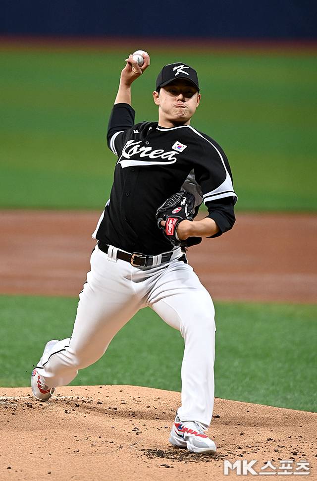 2024년 3월 17일 서울 구로구 고척스카이돔에서 ‘MLB 월드투어 서울시리즈’ 스페셜 매치 팀 코리아와 샌디에이고 파드리스의 경기가 열렸다. 팀코리아 선발 문동주가 역투하고 있다. 사진=천정환 기자